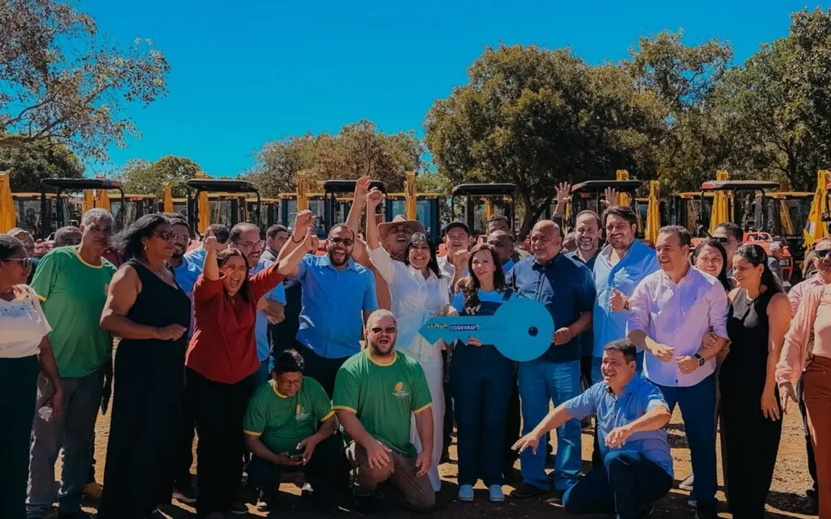 Entrega de tratores a produtores rurais