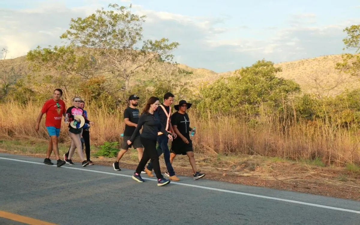 Caminhada em estrada do cerrado tocantinense