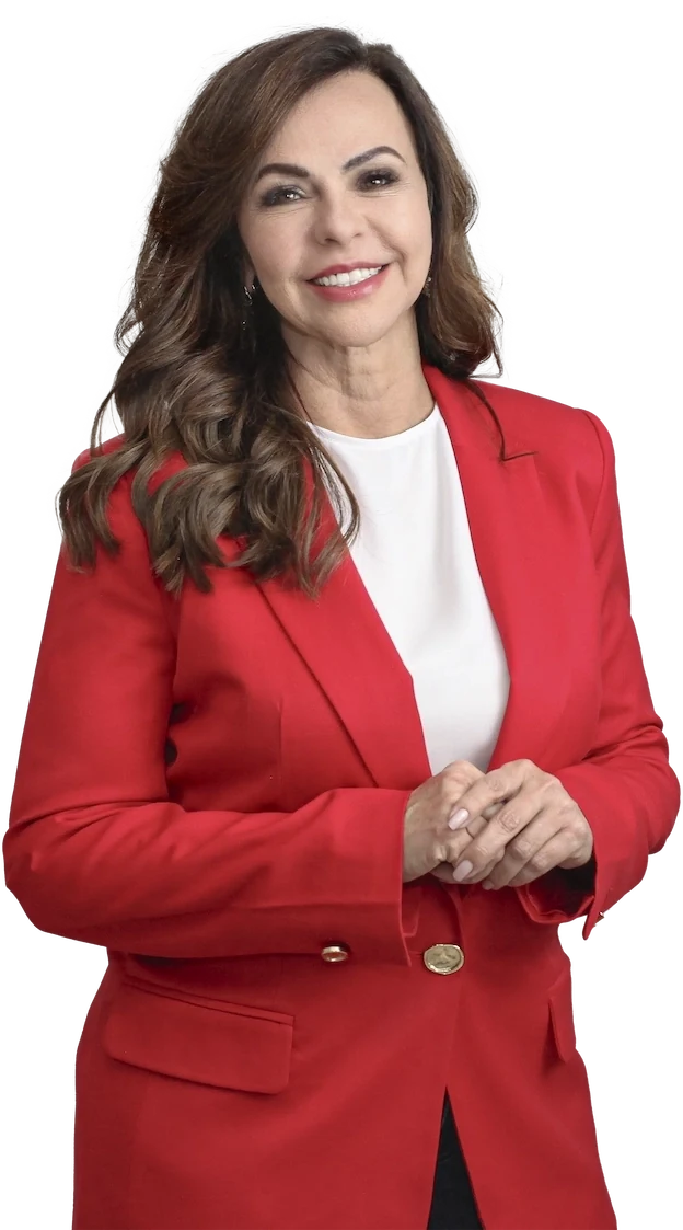 Professora Dorinha, de blazer vermelho, sorrindo